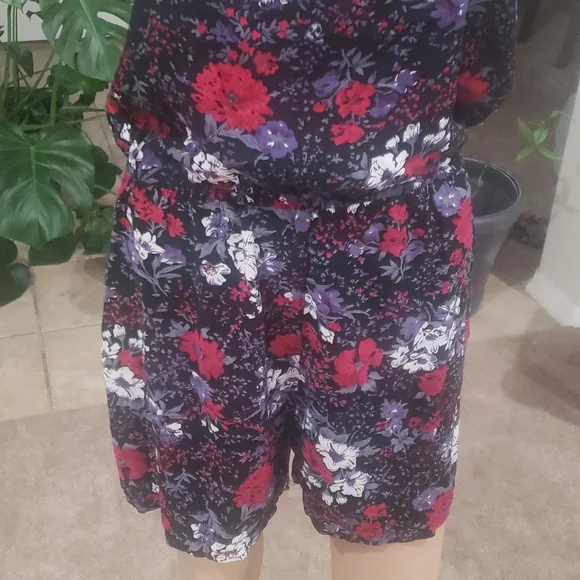 HYPE l artsy floral display flowy spaghettistrap romper double keyhole airy - Picture 3 of 8